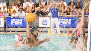 Scopri di più sull'articolo L’Ortigia soffre, lotta e fa suo il derby! Napolitano: “Bravi a compattarci nel momento difficile”. La Rosa: “Partita non facile, ma oggi per noi contava solo vincere”