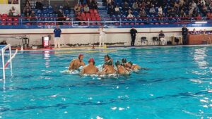 Scopri di più sull'articolo Il Panionios vince e inguaia l’Ortigia. Piccardo: “Arbitraggio da rivedere, ma noi dobbiamo crescere”. Napolitano: “Nel terzo tempo ci siamo innervositi perdendo lucidità”